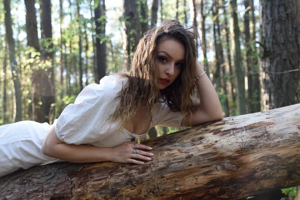 Jolie Jeune Femme Posant Dans Forêt Environnement Vert Printemps Pologne — Photo