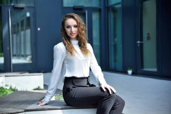 Affärskvinna Polen Porträtt Ung Kontorsdam Med Modern Byggnad Som Bakgrund — Stockfoto