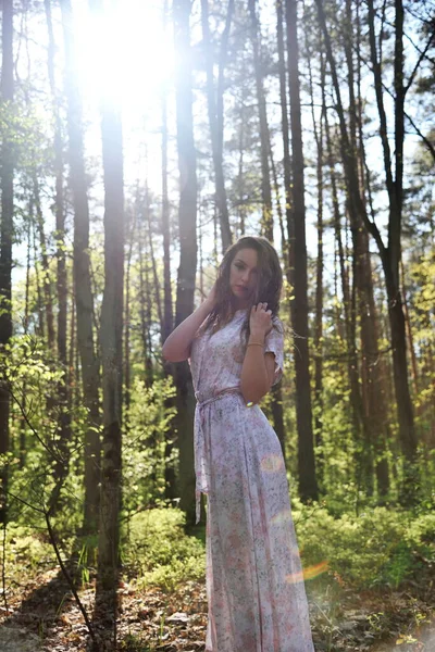 Uma Jovem Bonita Posar Floresta Com Vestido Branco Entorno Verde — Fotografia de Stock