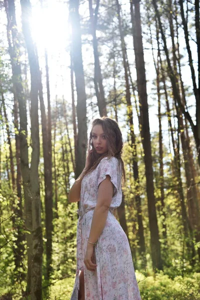 Mooie Jonge Vrouw Die Poseert Het Bos Een Witte Jurk — Stockfoto