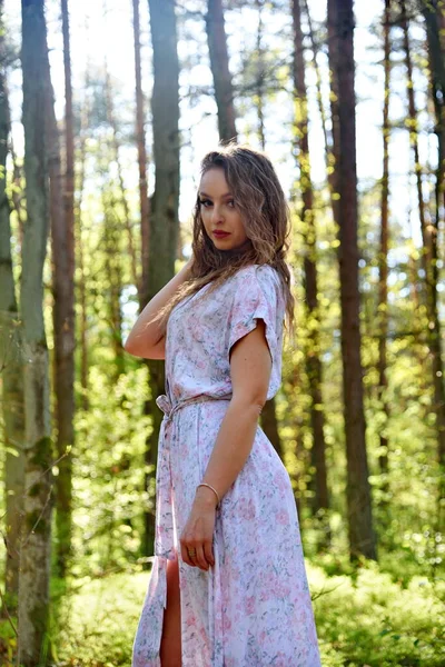 Jolie Jeune Femme Posant Dans Forêt Vêtue Une Robe Blanche — Photo