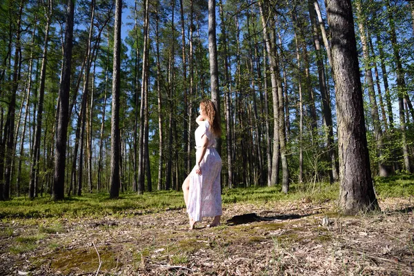 Bonita Joven Posando Bosque Entorno Verde Durante Primavera Polonia —  Fotos de Stock