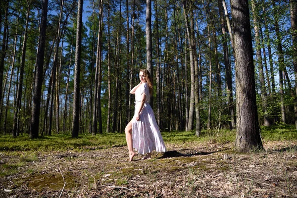 Jolie Jeune Femme Posant Dans Forêt Environnement Vert Printemps Pologne — Photo
