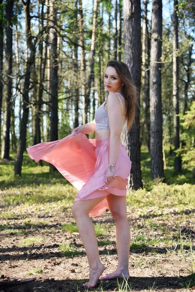 Mulher Bonita Jovem Girando Volta Com Saia Rosada Floresta Entorno — Fotografia de Stock