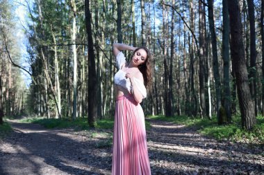 Ormanda poz veren güzel, genç bir kadın. Polonya 'da ilkbahar boyunca yeşil çevre.