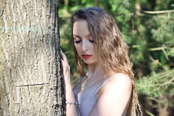Mooie Jonge Vrouw Die Poseert Het Bos Groene Omgeving Het — Stockfoto
