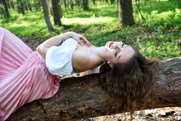 Красуня Молода Жінка Полює Лісі Зелене Середовище Навесні Польщі — стокове фото
