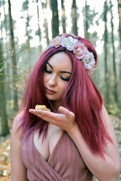 Modelo Feminina Floresta Sessão Fotográfica Diurna Jovem Com Cabelos Vermelhos — Fotografia de Stock