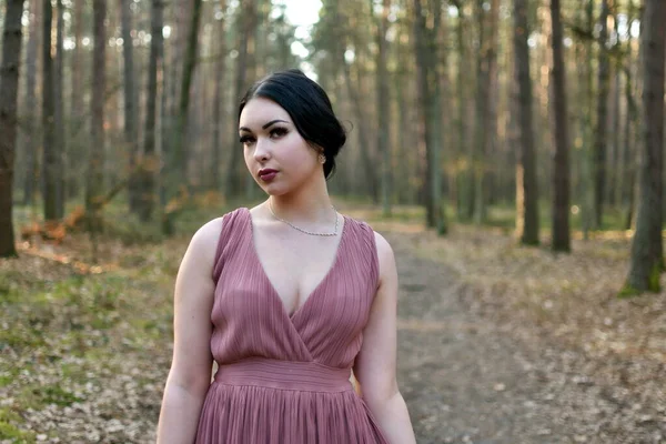 Jovem Com Vestido Roxo Floresta Sessão Fotos Diurnas Início Primavera — Fotografia de Stock