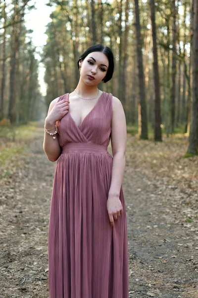 Jovem Com Vestido Roxo Floresta Sessão Fotos Diurnas Início Primavera — Fotografia de Stock