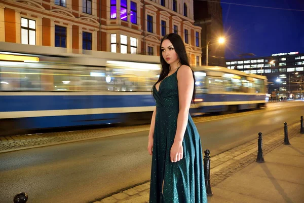 Cidade Wroclaw Jovem Posando Noite Modelo Feminino Morena Com Vestido — Fotografia de Stock