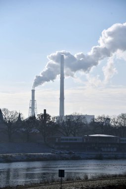 Wroclaw Polonya 'daki Odra Nehri' nde ısı ve elektrik santrali var. Dumanlı büyük baca.