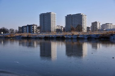 Polonya, Wroclaw 'da donmuş Odra nehri olan modern yerleşim yerleri..