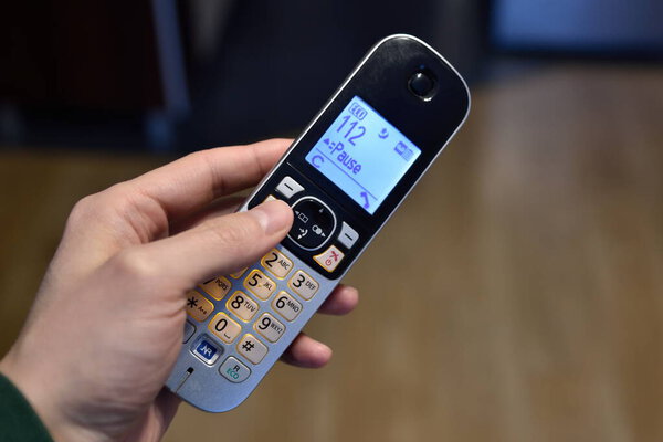 Экстренный звонок. Мужчина набирает 112 по телефону, просит о помощи.