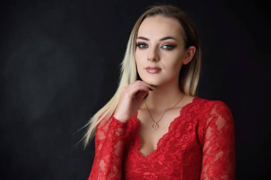 Genç Polonyalı modelin fotoğraf stüdyosu. Sarıya boyanmış saçları ve formda vücudu olan güzel bir kadın..