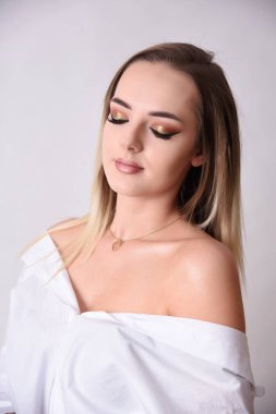 Genç Polonyalı modelin fotoğraf stüdyosu. Sarıya boyanmış saçları ve formda vücudu olan güzel bir kadın..