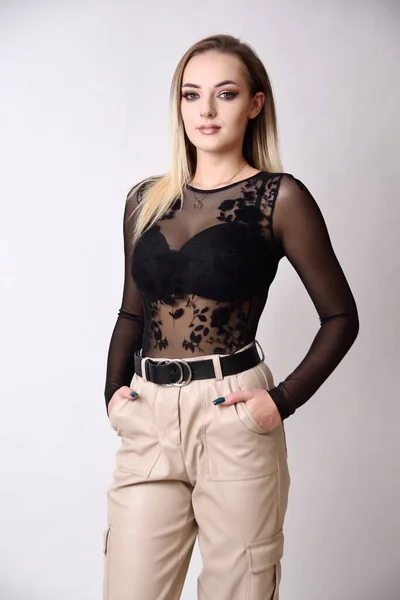 Yigit qizning koylagini taytlari orqali yalaydi