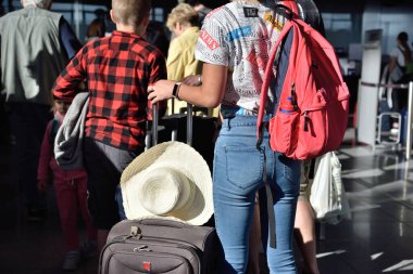 Wroclaw, Polonya - 17 Haziran 2022: Wroclaw havaalanında kayıt bekleyen insanlar. 