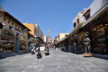 Rodos, Yunanistan - 19 Haziran 2022: Rodos 'un eski kenti. Eski Kent 'in merkezinde barları, restoranları ve sovenier dükkanları olan Popüler Sokratous Caddesi.