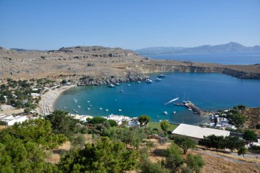 Lindos şehrinde bir sahil ve liman. Rodos, Yunanistan. Turkuaz Akdeniz.