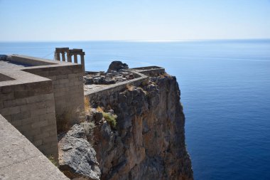 Genel manzara, Lindos 'taki Akropolis manzarası. Rodos, Yunanistan. Turkuaz Akdeniz ve kayalar.