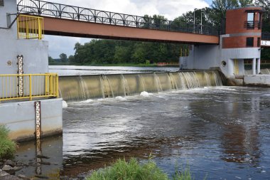 Wroclaw, Polonya 'daki Odra Nehri. Weir su seviyesini ayarlamak için nehirde..