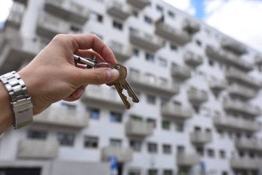 Wroclaw, Polonya 'daki Odra Nehri. Weir su seviyesini ayarlamak için nehirde..