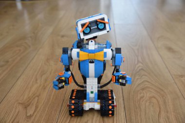 Lego Boost. Özel yetenekleri olan sevimli robot Vernie. Modern oyuncak.