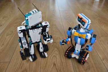 Modern oyuncaklar, farklı işlevleri ve yetenekleri olan lego robotlar. İki robot: Vernie ve Blast. 