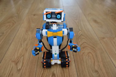 Lego Boost. Özel yetenekleri olan sevimli robot Vernie. Modern oyuncak.
