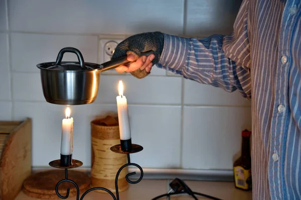 Símbolos Pobreza Hombre Casa Sin Electricidad Sin Calefacción Usando Velas — Foto de Stock