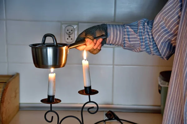 Símbolos Pobreza Hombre Casa Sin Electricidad Sin Calefacción Usando Velas — Foto de Stock