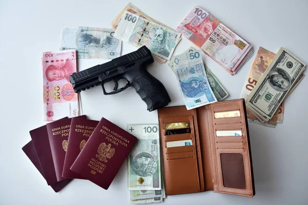 Símbolos Del Crimen Ingresos Ilegales Pistola Negra Pasaportes Polacos Billetera — Foto de Stock