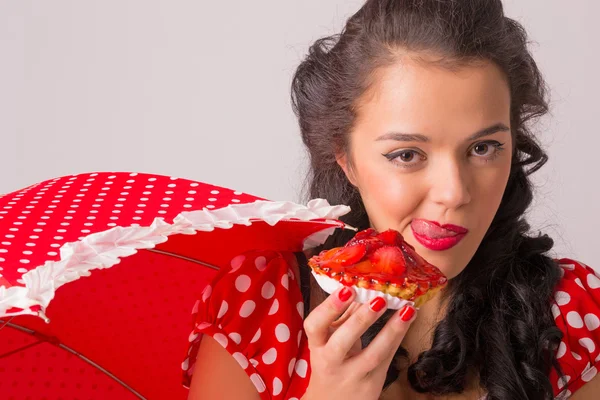 Çilekli pasta yiyen kız