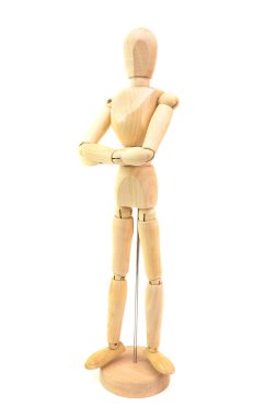 Tahta bir adam heykeli sabit bir konumda duruyor.