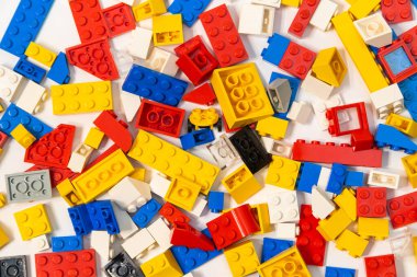 arkaplanda farklı renklerde lego blokları