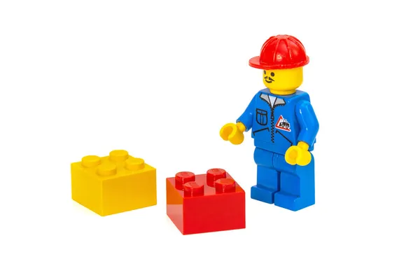 コンストラクタブロックとおもちゃの男のビルダー異なる色 — ストック写真