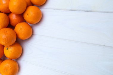 Beyaz tahta arka planda bir sürü mandalina var.