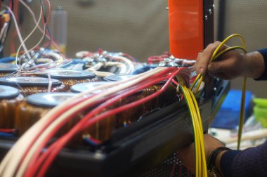 Karmaşık ekipman elektriği için tel bobinlerle çalışmak