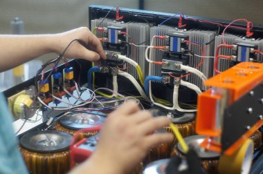 Karmaşık ekipman elektriği için tel bobinlerle çalışmak