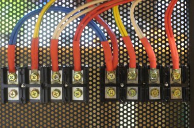 Bir sürü kablo ve parça, karmaşık elektrik ekipmanının yedek parçaları.
