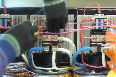 Karmaşık ekipman elektriği için tel bobinlerle çalışmak