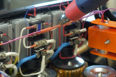 Karmaşık ekipman elektriği için tel bobinlerle çalışmak