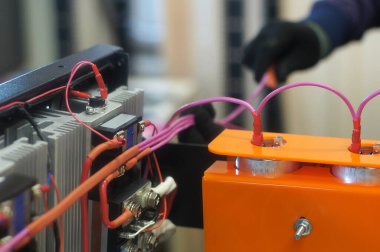 Karmaşık ekipman elektriği için tel bobinlerle çalışmak