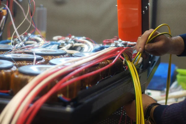 Karmaşık ekipman elektriği için tel bobinlerle çalışmak