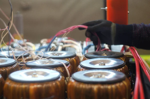 Karmaşık ekipman elektriği için tel bobinlerle çalışmak