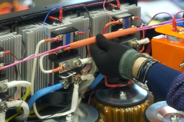 Karmaşık ekipman elektriği için tel bobinlerle çalışmak