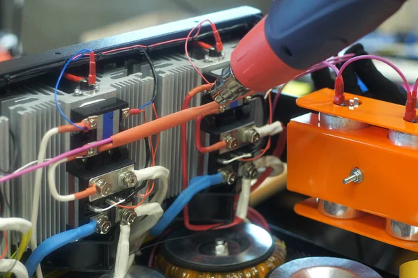 Karmaşık ekipman elektriği için tel bobinlerle çalışmak