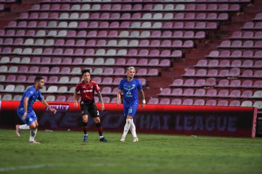 Nonthaburi-thailand-12SEP2021-DENNIS MURILO SKRZYPIEC # 28 numara 2021 yılındaki muangthong maçında Thunderdome Stadyumu, Tayland 'daki Chonburi Fc' e karşı savaşıyor.