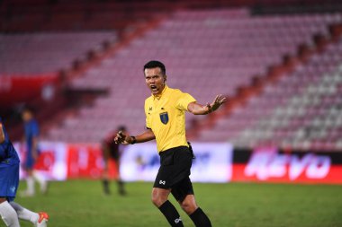 thaburi-thailand-12SEP2021-ANUSORN NOOKEAW 2021 yılındaki muangthong maçında Thunderdome Stadyumu, Tayland 'daki Chonburi Fc' e karşı maç yapan hakem.